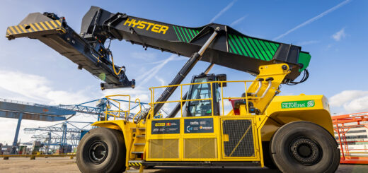 Hydrogen reachstacker enters Rotterdam terminal trial